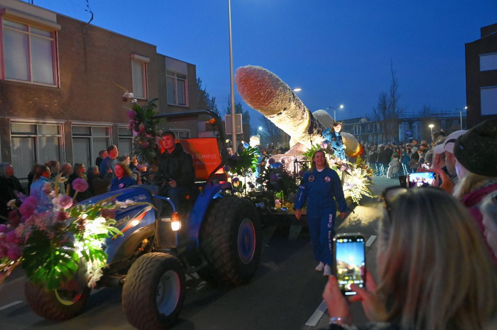../Images/Verlicht bloemencorso 2025 015.jpg